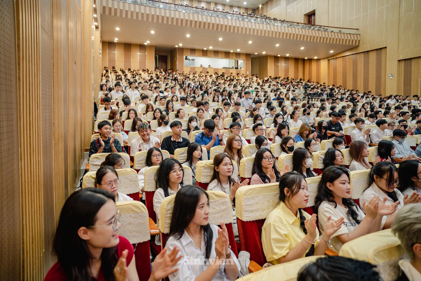 Tân sinh viên UEB hào hứng trong lễ khai giảng đầu tiên của 'đời' sinh viên.