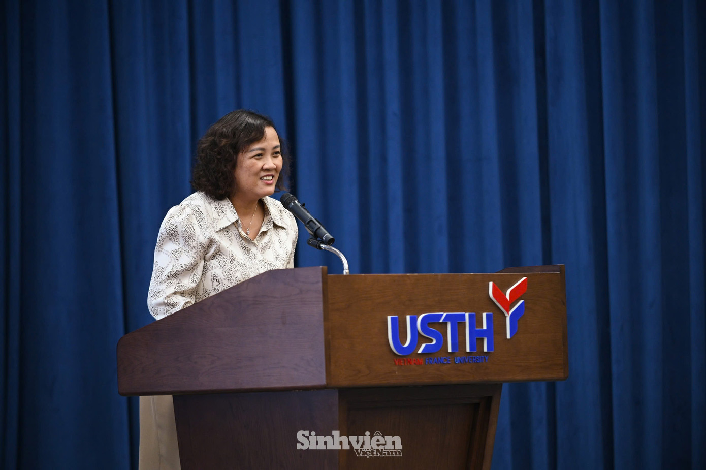 GS. TS Đinh Thị Mai Thanh phát biểu khuyến khích các tân sinh viên chủ động tìm hiểu các vấn đề của 'Trường đời' để chuẩn bị kỹ cho ngưỡng cửa tự lập. GS. TS Đinh Thị Mai Thanh phát biểu khuyến khích các tân sinh viên chủ động tìm hiểu các vấn đề của 'Trường đời' để chuẩn bị kỹ cho ngưỡng cửa tự lập.