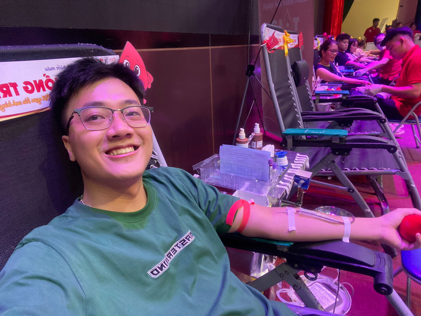 Quỳnh tham gia các hoạt động xã hội.