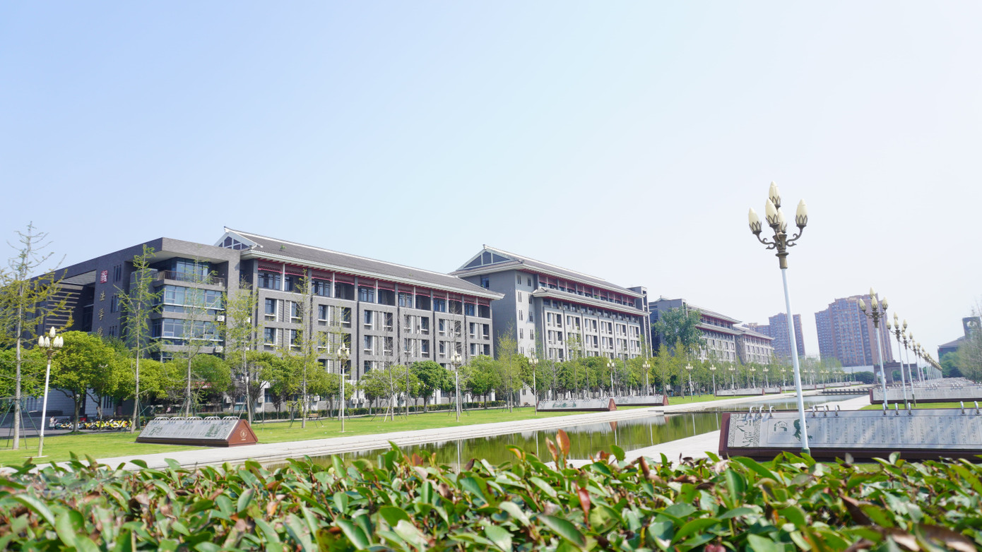 Khuôn viên “đẹp như mơ” tại Đại học Tứ Xuyên. Khuôn viên “đẹp như mơ” tại Đại học Tứ Xuyên.