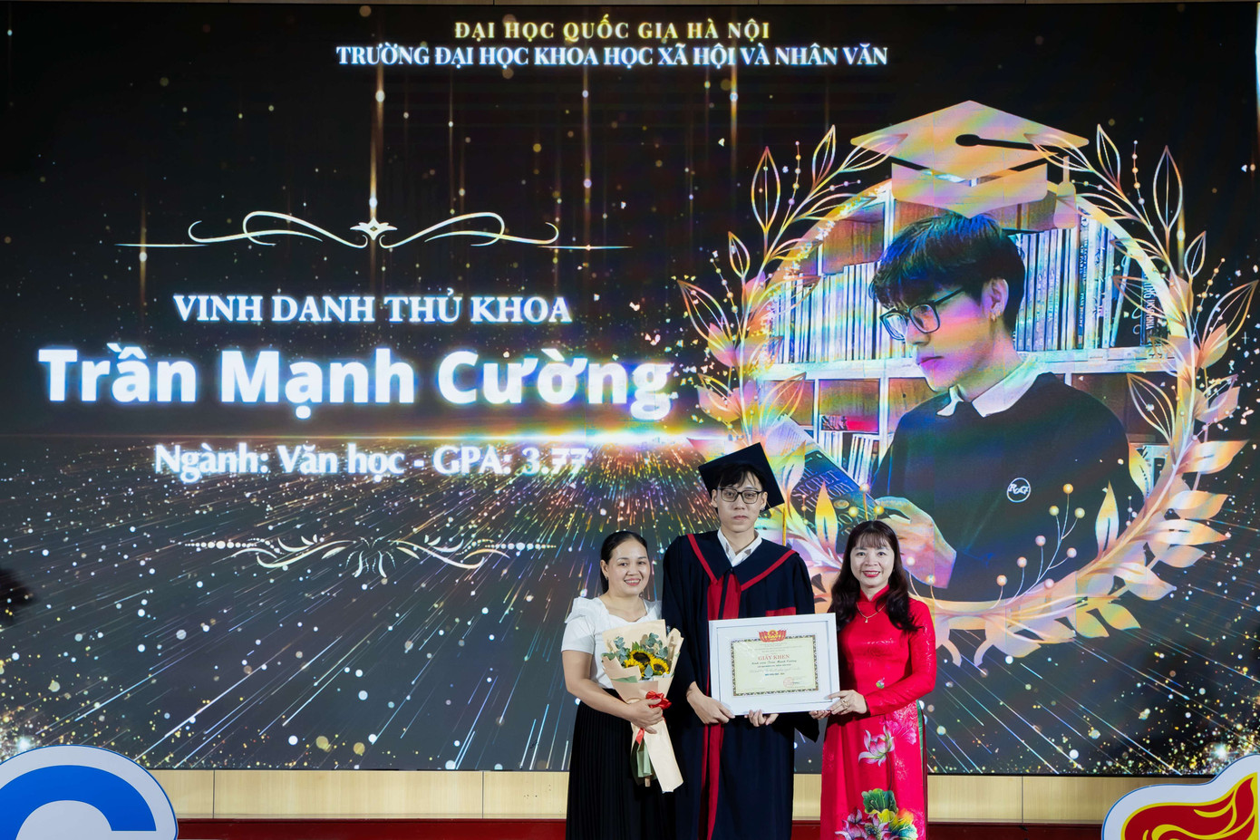 Cường và người thân chụp ảnh kỷ niệm khi nhận giấy khen Thủ khoa tốt nghiệp cùng PGS.TS. Đặng Thị Thu Hương (bìa phải) - Phó hiệu trưởng VNU-USSH, hồi tháng 7/2024. Cường và người thân chụp ảnh kỷ niệm khi nhận giấy khen Thủ khoa tốt nghiệp cùng PGS.TS. Đặng Thị Thu Hương (bìa phải) - Phó hiệu trưởng VNU-USSH, hồi tháng 7/2024.