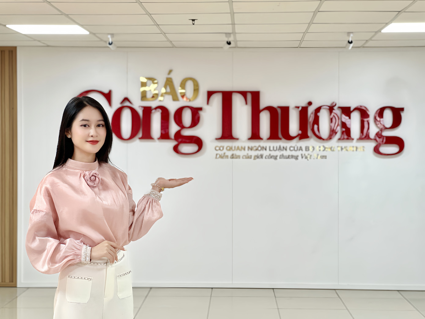 Chi Phương cộng tác với Báo Công Thương với vai trò MC/BTV. Chi Phương cộng tác với Báo Công Thương với vai trò MC/BTV.