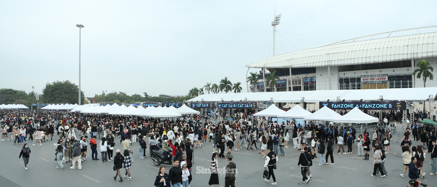 Theo ghi nhận của PV Chuyên trang Sinh Viên Việt Nam, Báo Tiền Phong hàng ngàn bạn trẻ đổ về sân vận động Mỹ Đình để tham gia Anh trai Say Hi concert 3 khi gần 3 trước giờ diễn.