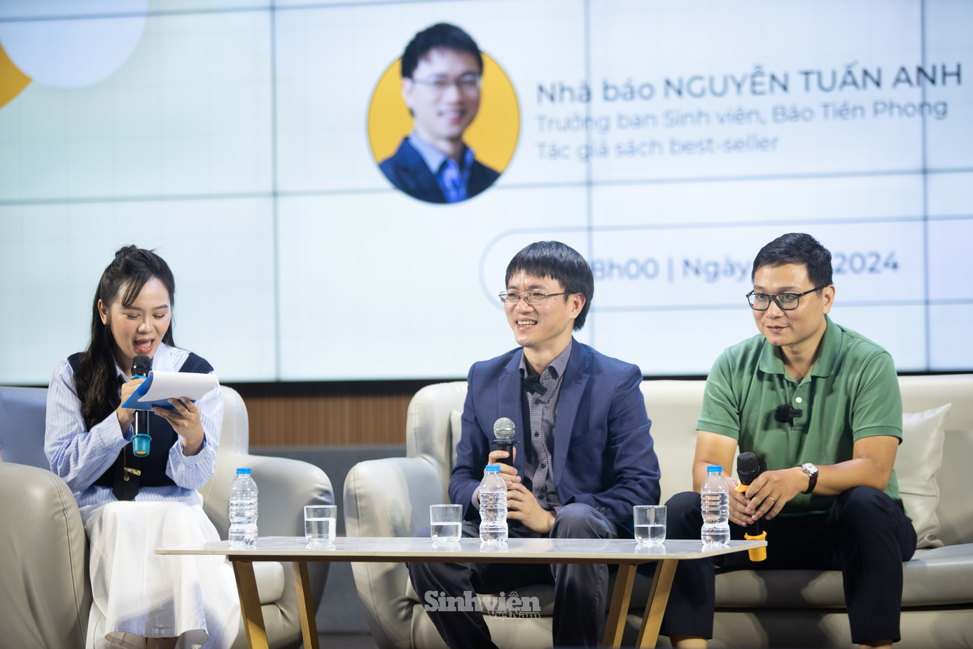 Từ trái qua phải: MC Tuyết Ngân, nhà báo Nguyễn Tuấn Anh, Thạc sỹ Vũ Anh Đức. Từ trái qua phải: MC Tuyết Ngân, nhà báo Nguyễn Tuấn Anh, Thạc sỹ Vũ Anh Đức.