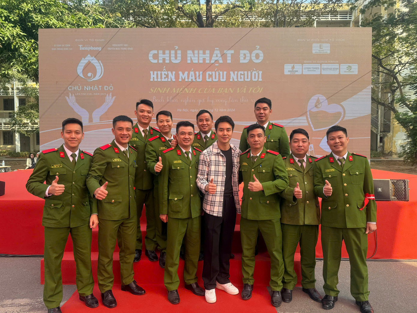 Từng đóng vai anh cảnh sát ở bộ phim &quot;Phố trong làng&quot;, nam diễn viên có nhiều cảm xúc sau khi giao lưu cùng các sinh viên Học viện Cảnh sát Nhân dân.