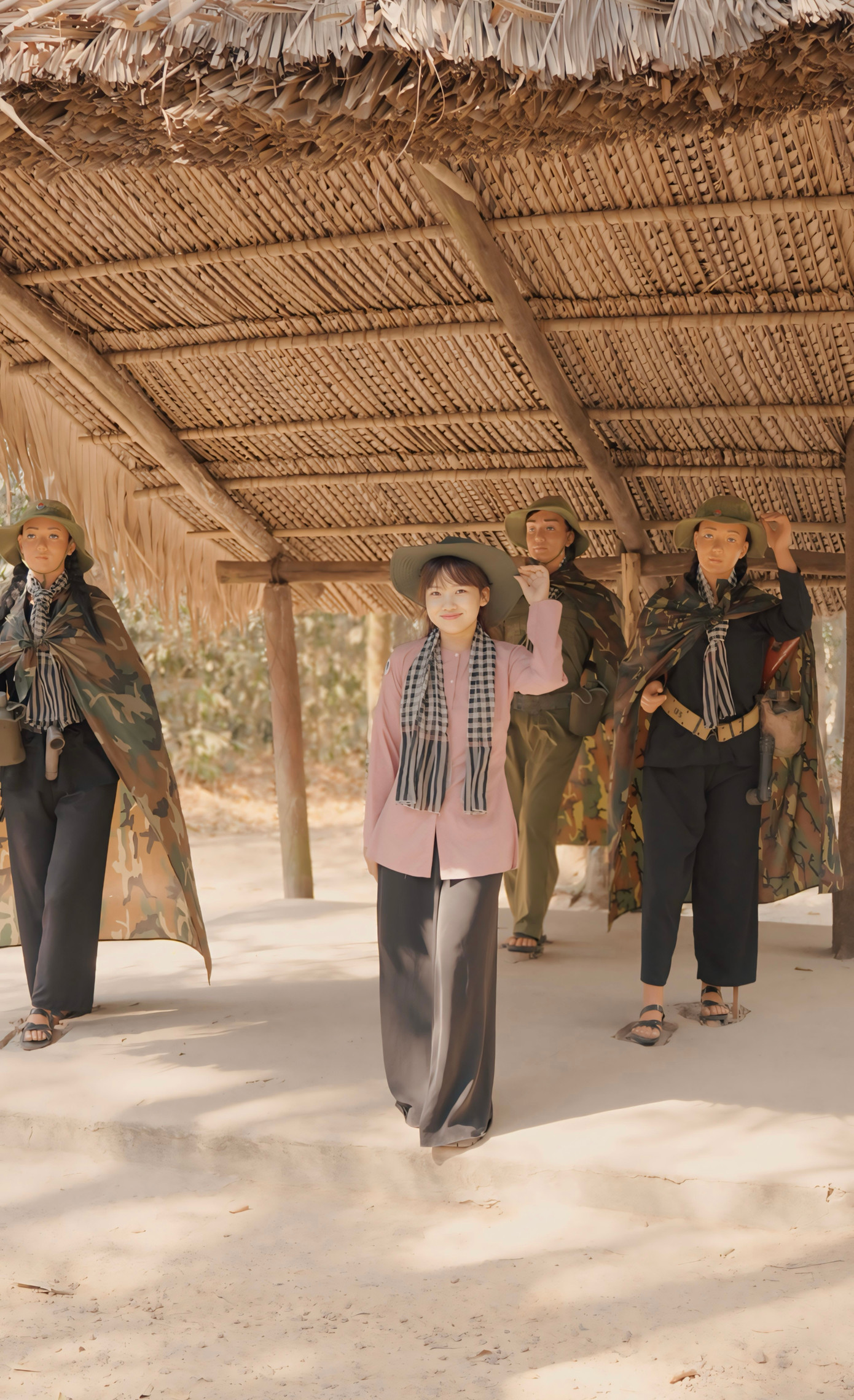 Chị Thủy Tiên đã đi thăm địa đạo Củ Chi để có thêm tư liệu kể về cuộc chiến hào hùng lịch sử của quân và dân ta.