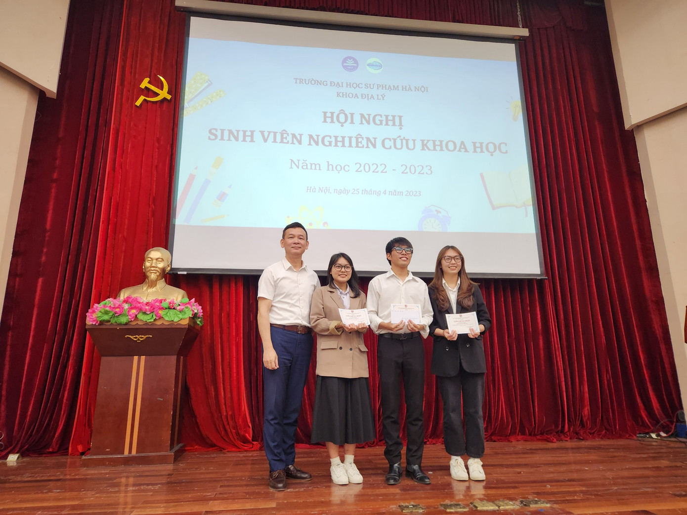 Đậu Xuân Đang (người thứ 3 từ trái sang) đạt giải Nhất Hội nghị Sinh viên Nghiên cứu khoa học khoa Địa lý năm học 2022 – 2023.