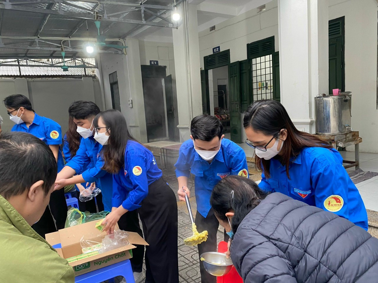 Minh Quân tích cực tham gia các hoạt động tình nguyện. Minh Quân tích cực tham gia các hoạt động tình nguyện.