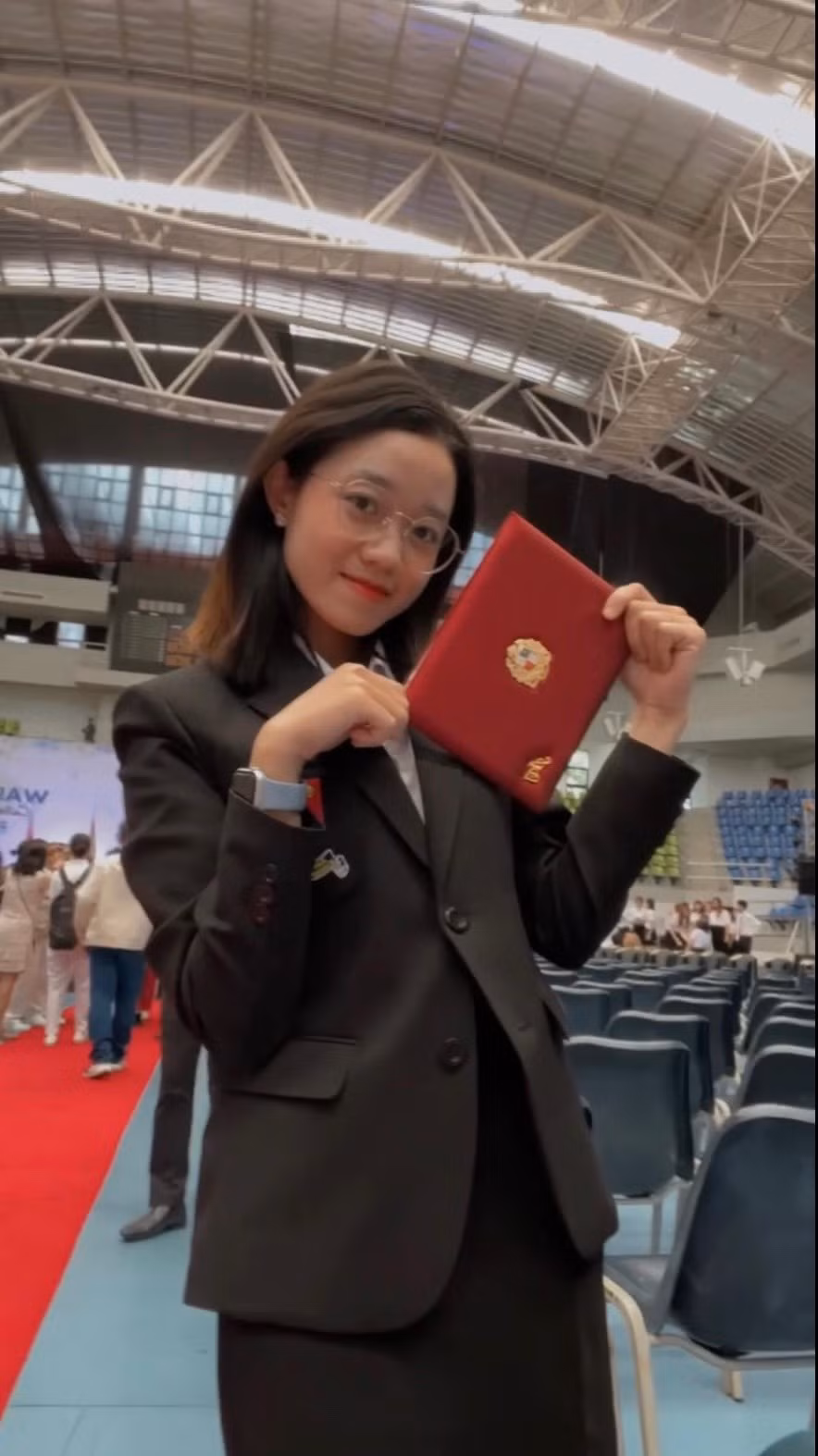 Ngọc Diệp nhận giải thưởng danh dự dành cho sinh viên có điểm học tập cao.