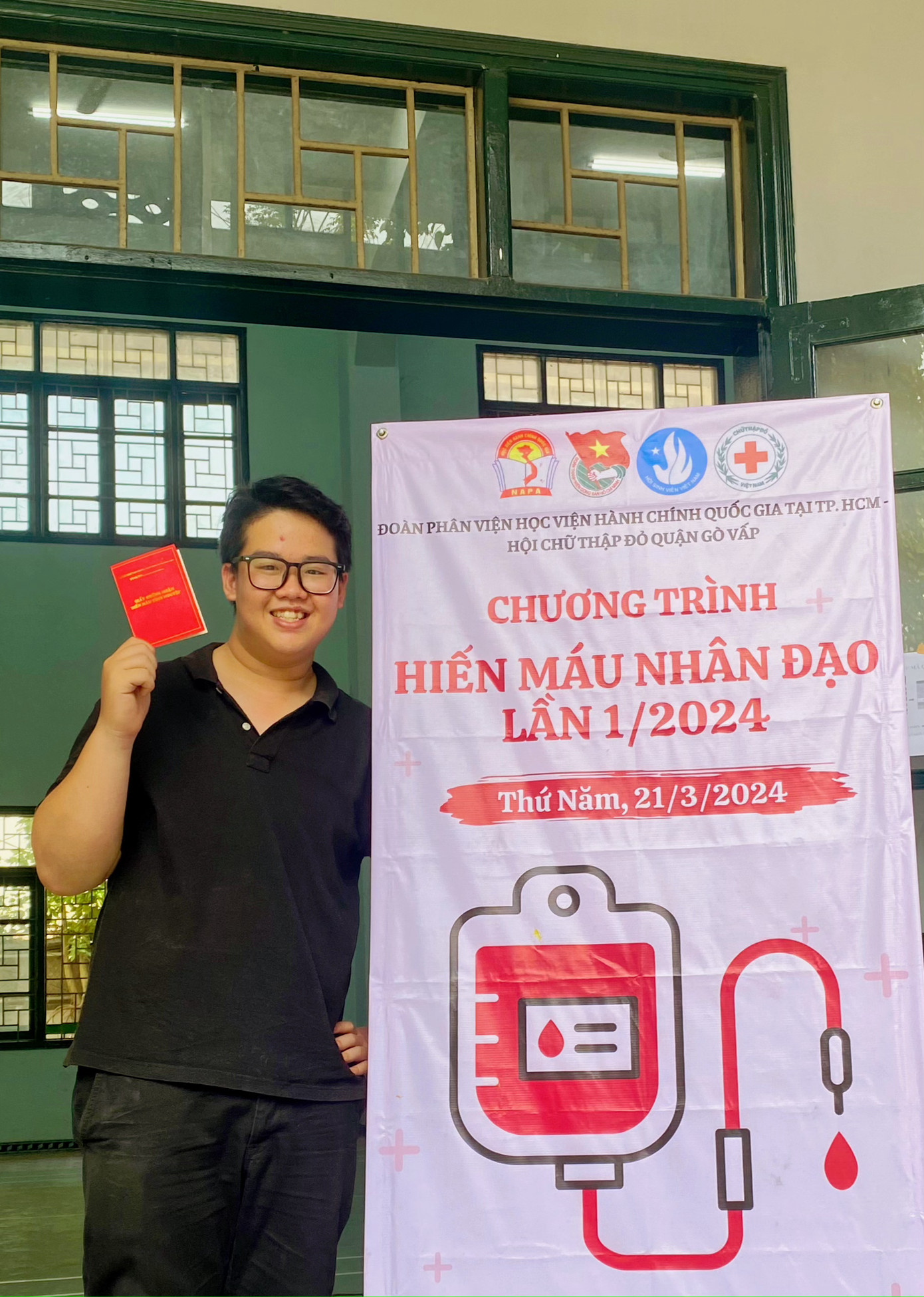 Tấn Lộc tham gia hiến máu tình nguyện.