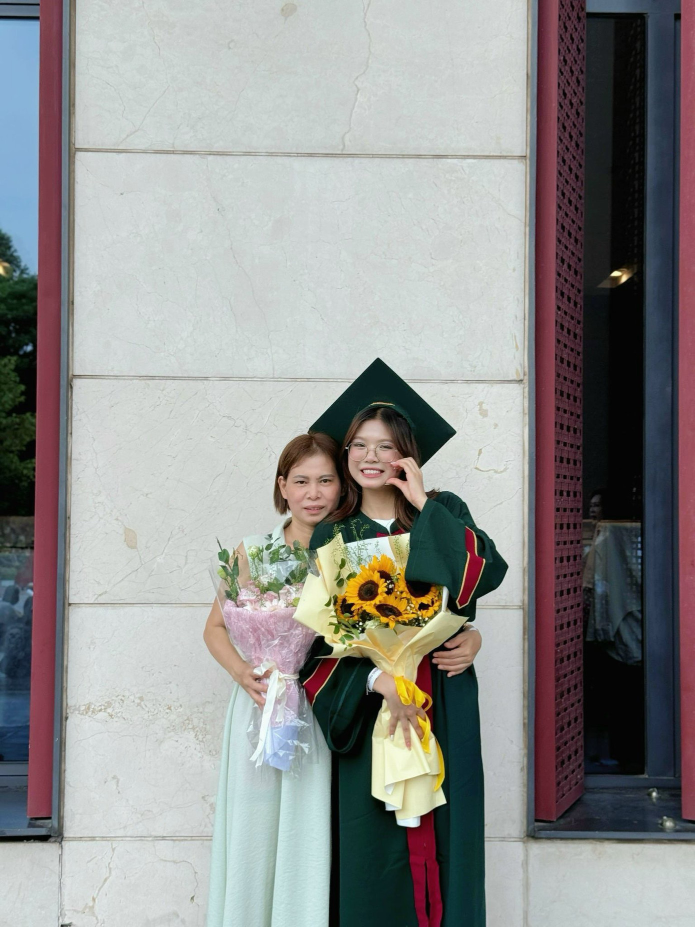 Nguyễn Thị Hảo chụp ảnh cùng mẹ trong ngày lễ tốt nghiệp tháng 7/2024.