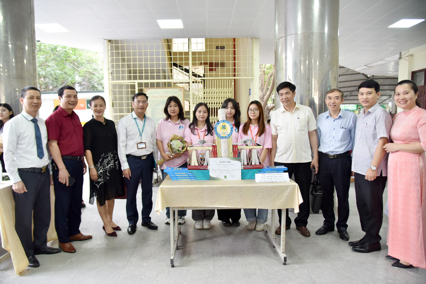 Các thầy trong Ban giám đốc Học viện cùng các thầy cô giáo tham quan mô hình sách đạt giải tại cuộc thi Xếp sách nghệ thuật 2024: Sách mới lời xưa.