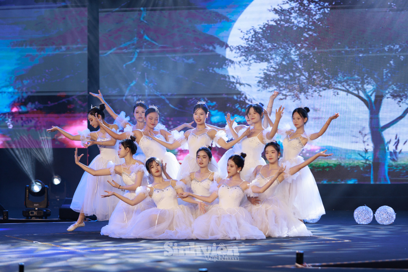 Các tiết mục văn nghệ từ CLB Nghệ thuật, CLB Hiphop, CLB Tiếng trung,... trực thuộc Trường Đại học Phương Đông khuấy động không khí đêm Chung kết. Các tiết mục văn nghệ từ CLB Nghệ thuật, CLB Hiphop, CLB Tiếng trung,... trực thuộc Trường Đại học Phương Đông khuấy động không khí đêm Chung kết.