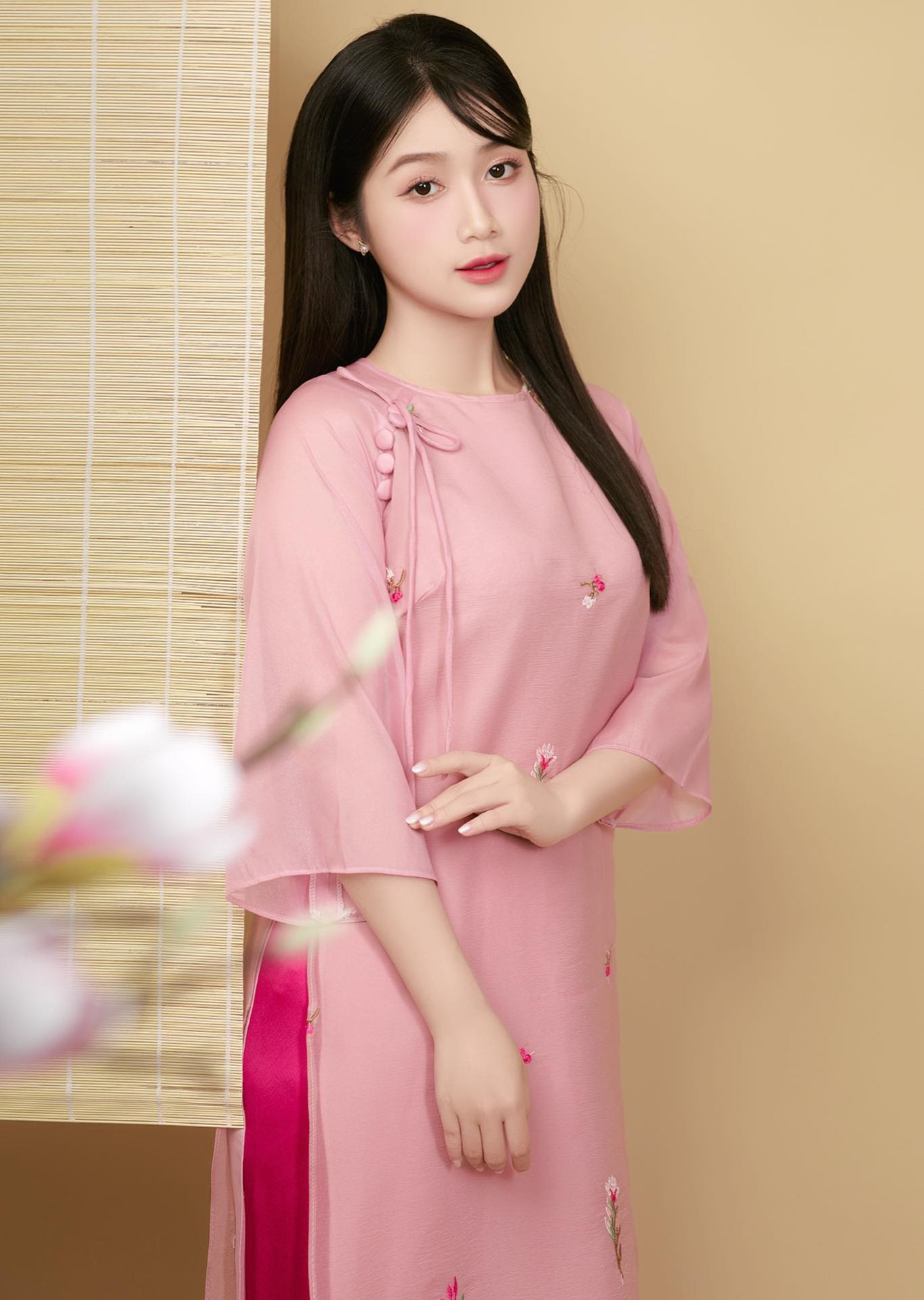 Thu Thảo sở hữu nhan sắc xinh đẹp tựa nàng thơ. Thu Thảo sở hữu nhan sắc xinh đẹp tựa nàng thơ.