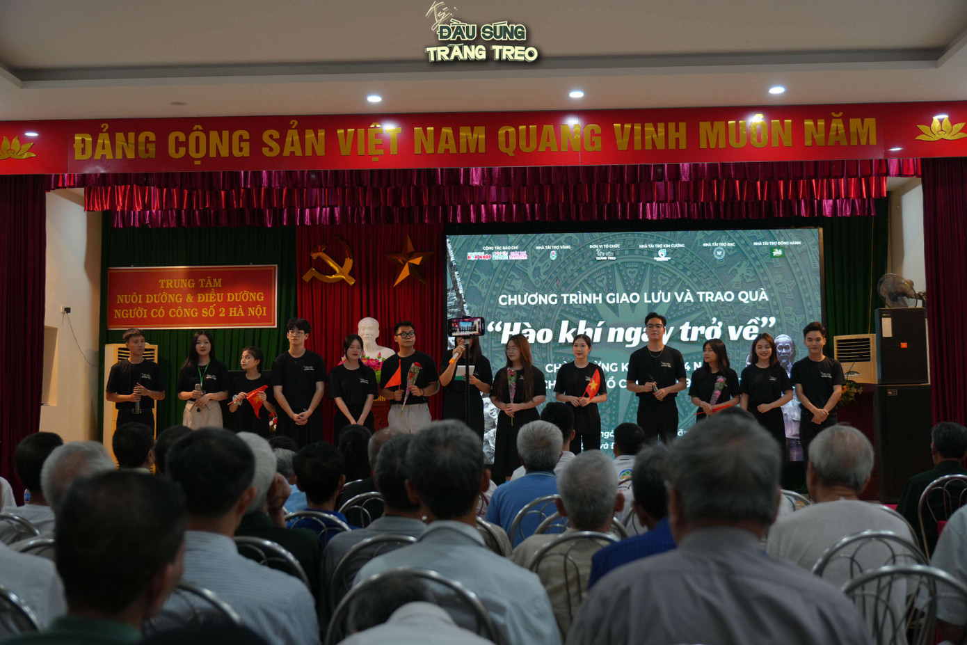 Không khí văn nghệ tại chương trình.