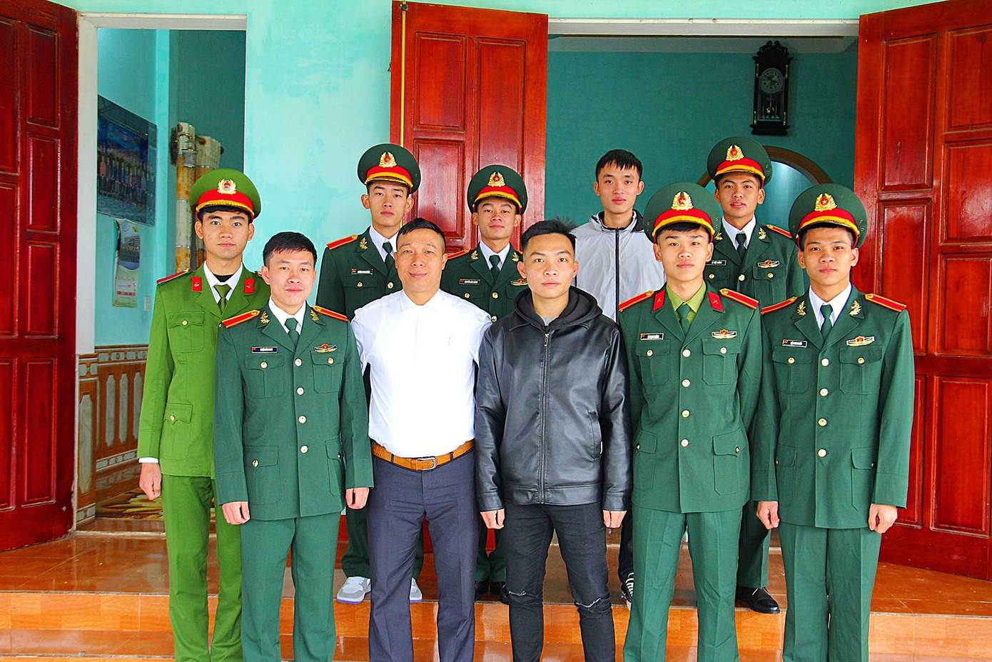 Đức Lương (đứng thứ hai bên trái hàng sau) cùng các bạn xóm trọ trở lại thăm người thầy năm xưa.