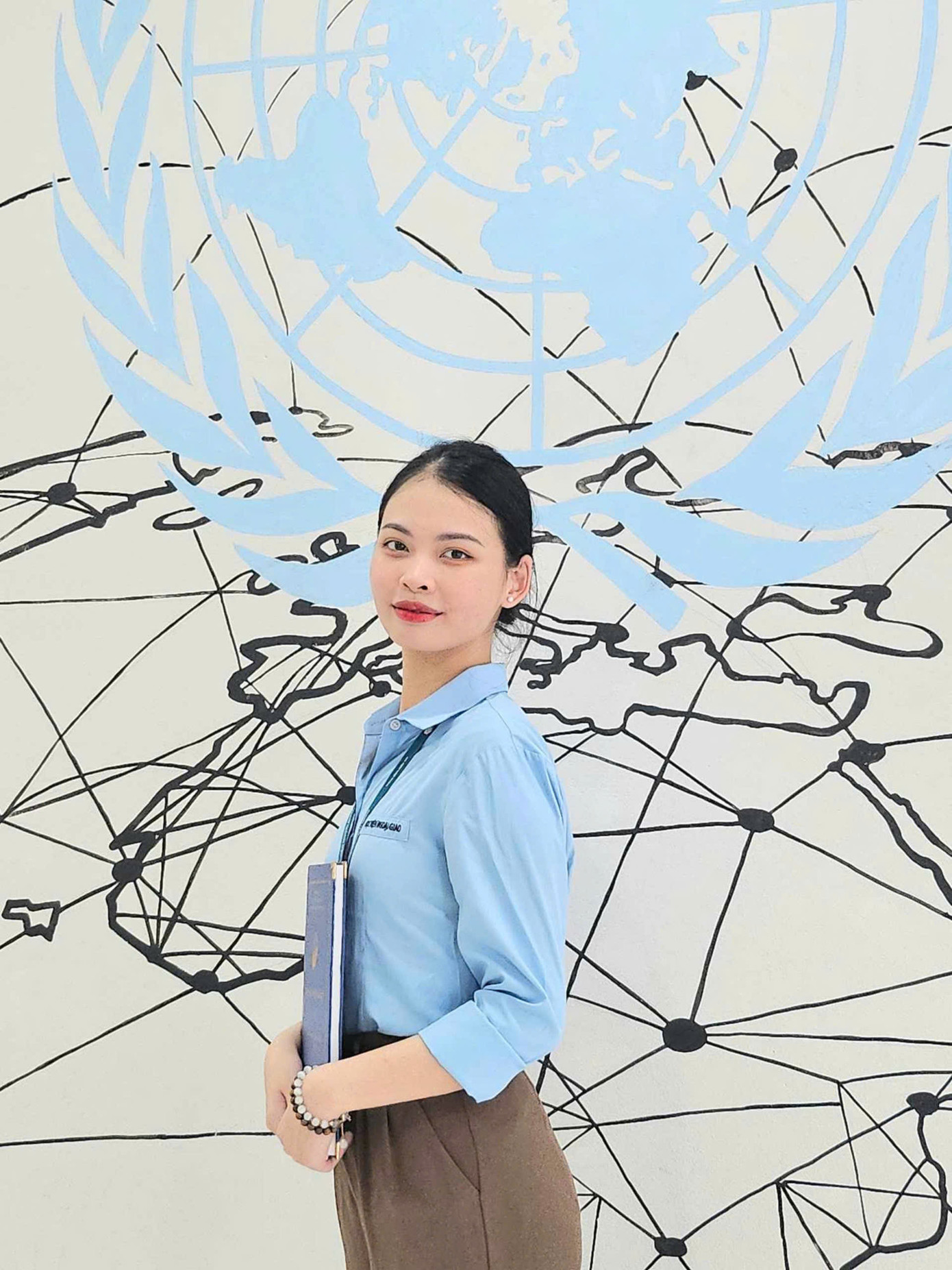 Trần Thị Hà Phương (sinh năm 2002) là cựu sinh viên Học viện Ngoại giao.