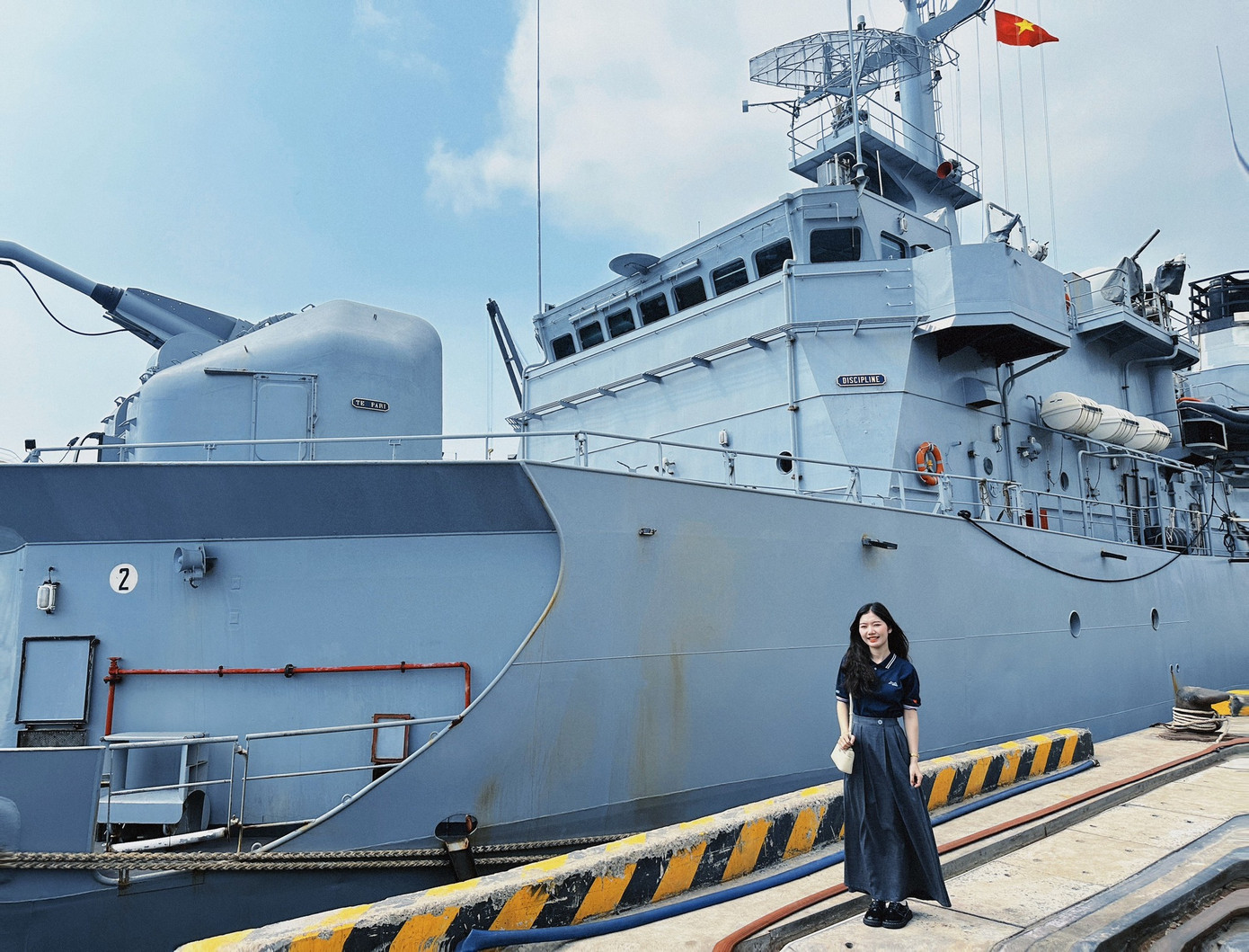 Thùy Dương đại diện sinh viên ngành PFIEV tham quan tàu chiến của nước Pháp.