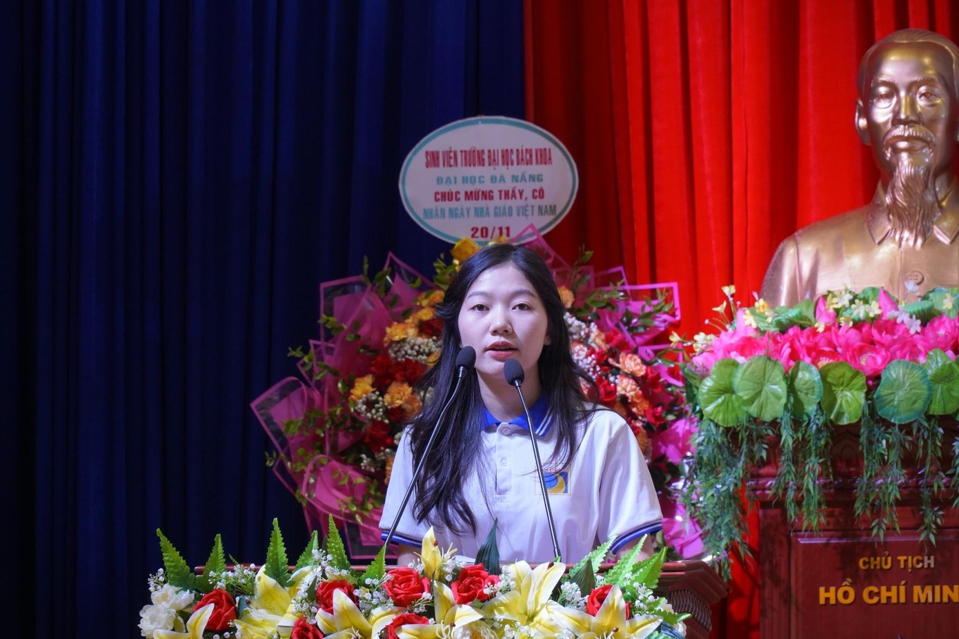 Thùy Dương đại diện sinh viên phát biểu tại Lễ kỷ niệm Ngày Nhà giáo Việt Nam 20-11.