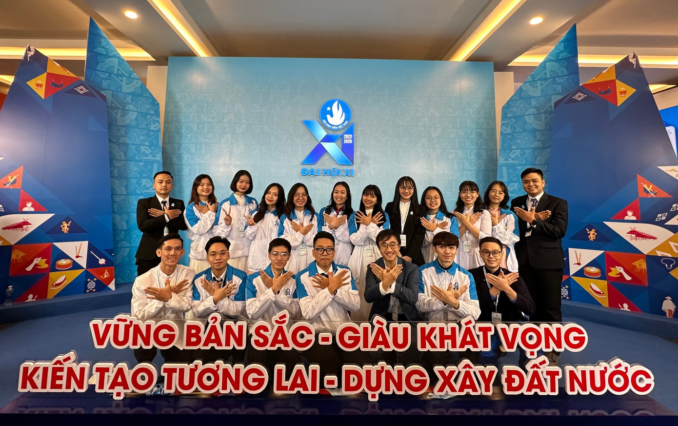 Thái Hoàng Phố cùng các thủ lĩnh sinh viên các trường Y Dược trên toàn quốc tại Đại hội Đại biểu Hội Sinh viên Việt Nam. Thái Hoàng Phố cùng các thủ lĩnh sinh viên các trường Y Dược trên toàn quốc tại Đại hội Đại biểu Hội Sinh viên Việt Nam.