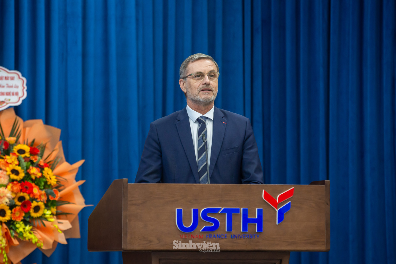 Đại sứ Pháp tại Việt Nam - ông Olivier Brochet chia sẻ về sứ mệnh xuất sắc của USTH trong lịch sử phát triển của Giáo dục Việt Nam và sự hợp tác phát triển giữa hai nước Việt Nam và Pháp. Đại sứ đánh giá rằng USTH ngày càng khẳng định được vị thế, uy tín về giáo dục đại học trong nước và quốc tế, USTH là cơ hội, tương lai của Khoa học Công nghệ Việt Nam.