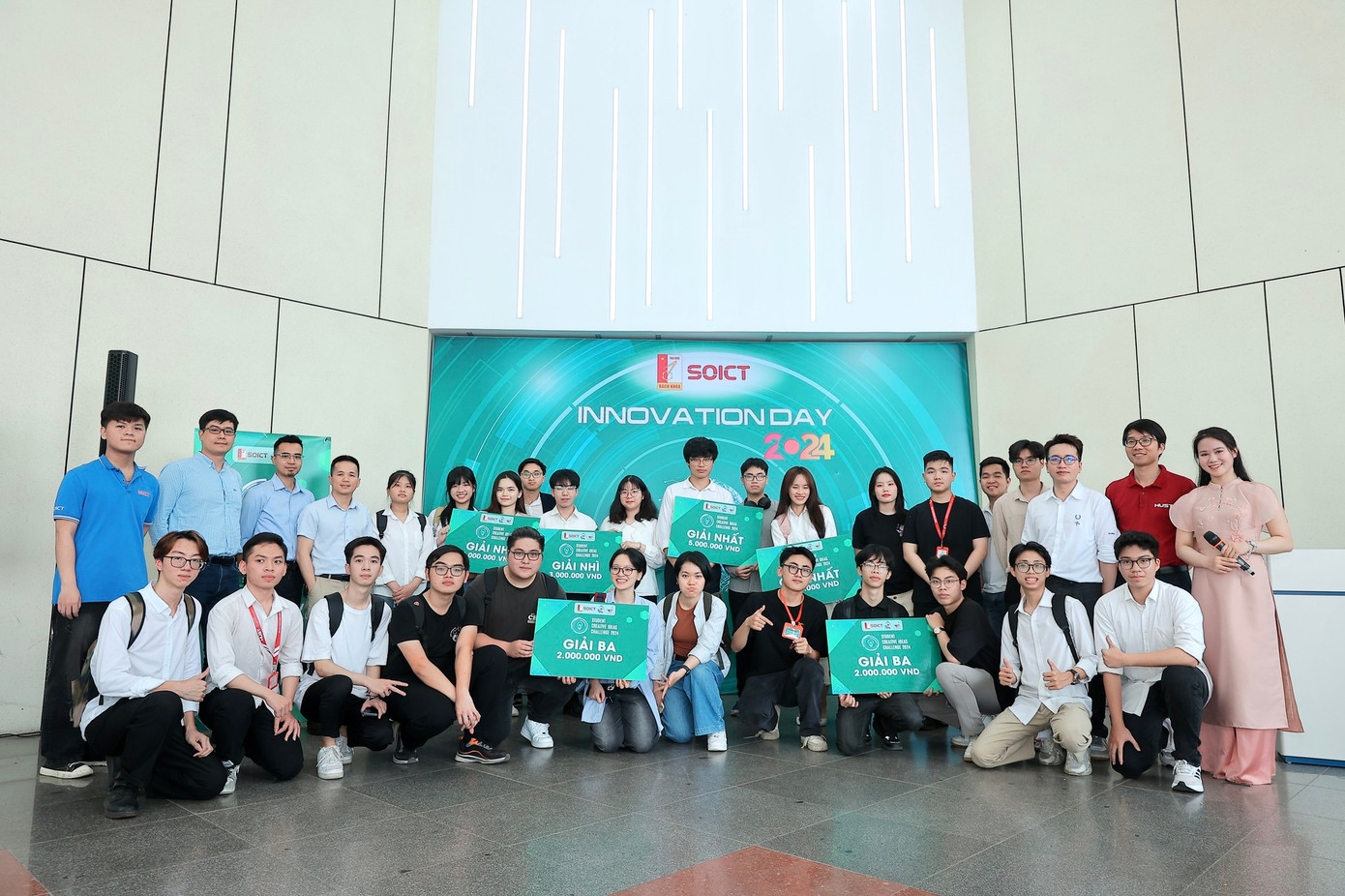 Nhóm của Thuỳ Trang đoạt giải Nhì cuộc thi SCIC 2024 tại Đại Bách khoa Hà Nội. Nhóm của Thuỳ Trang đoạt giải Nhì cuộc thi SCIC 2024 tại Đại Bách khoa Hà Nội.