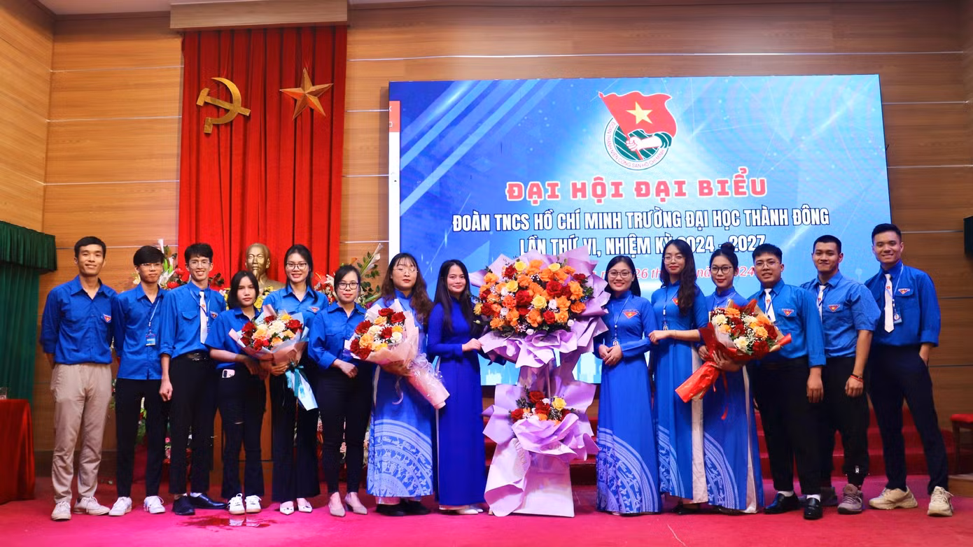 Ban Chấp hành Đoàn TNCS Hồ Chí Minh Trường Đại học Thành Đông nhiệm kỳ 2024 - 2027 ra mắt Đại hội.
