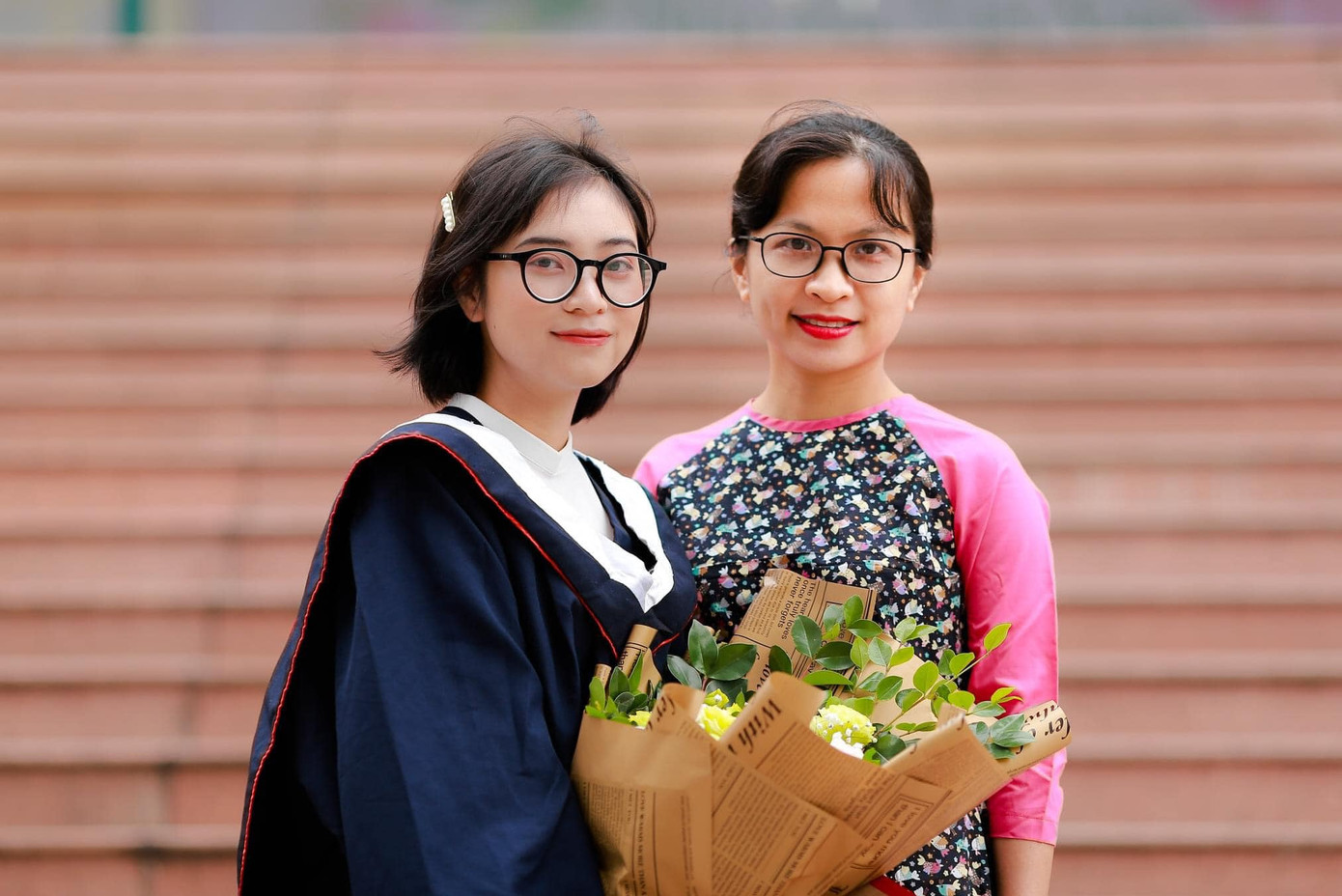 TS. Lê Vũ Điệp dự lễ tốt nghiệp của sinh viên.