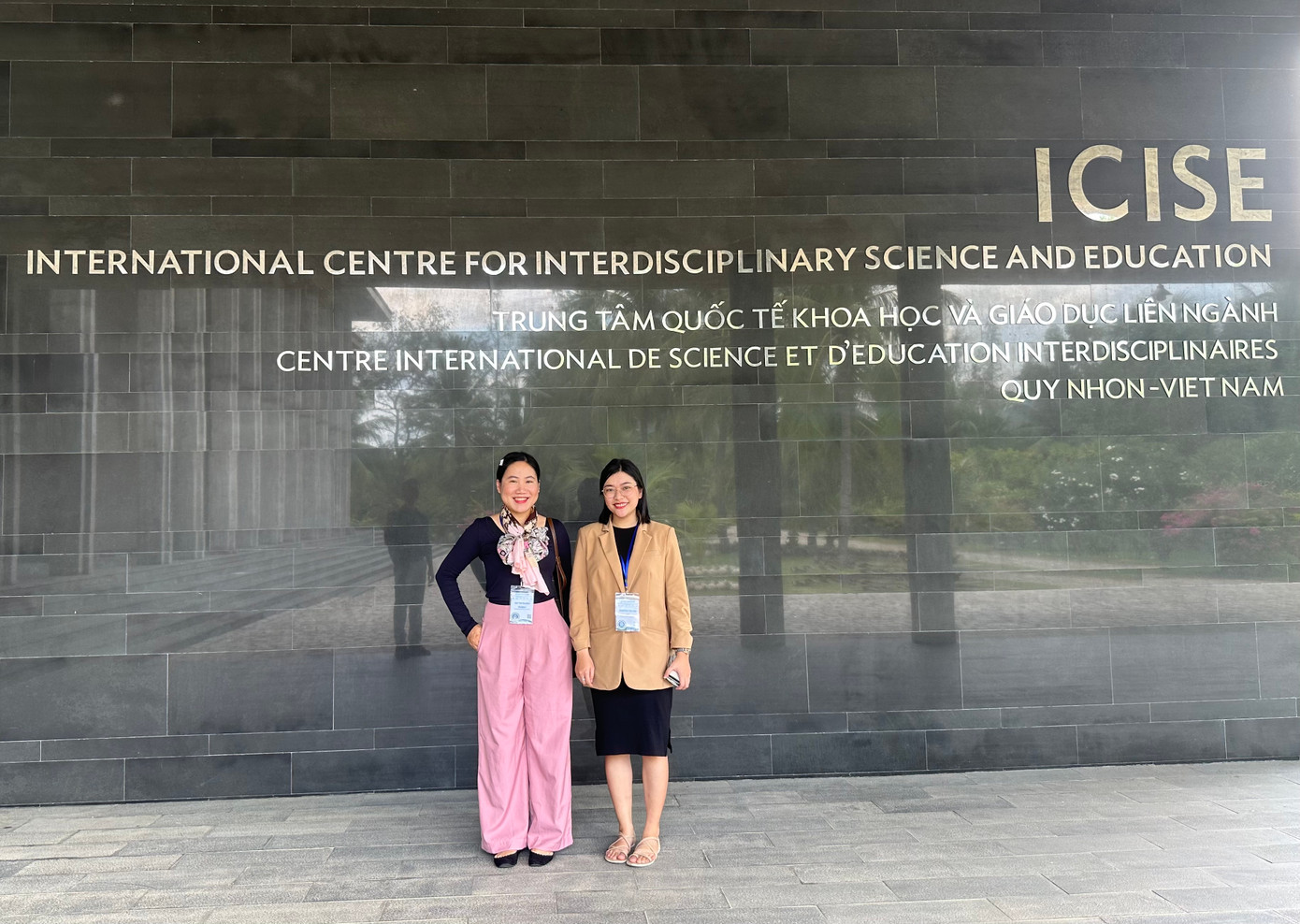 Trà My và TS. Hà Thị Thanh Hương tại Hội nghị Nano Life Science: Nano Biotechnology, Biosensor, Computation (NanoBioCoM2023).