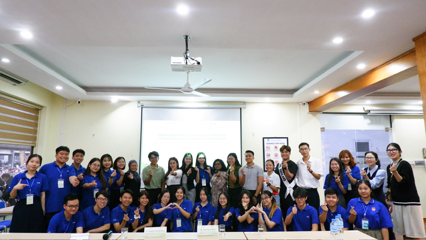 Thanh Hoàng cùng với bạn bè các nước ASEAN đến giao lưu tại Trường Đại học Ngoại ngữ, Đại học Quốc gia Hà Nội.