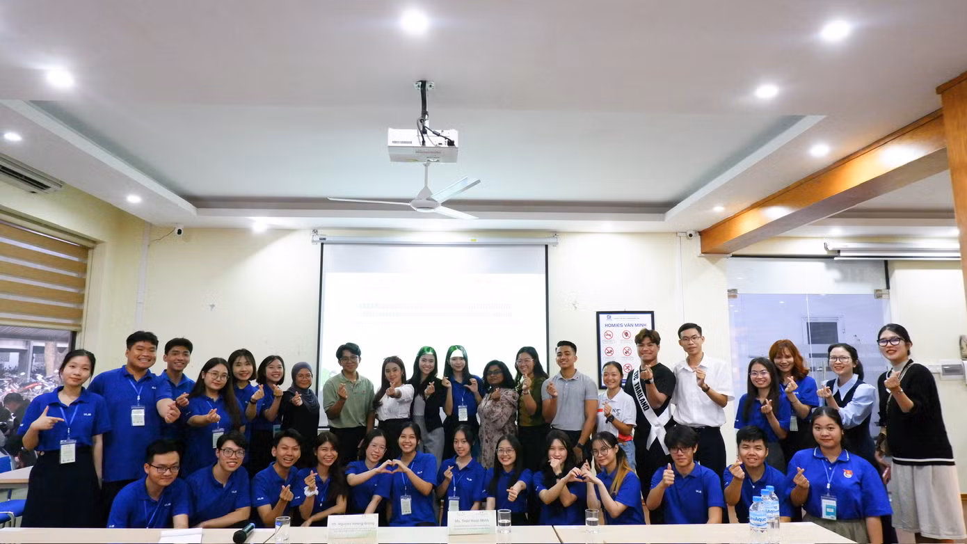 Thanh Hoàng cùng với bạn bè các nước ASEAN đến giao lưu tại Trường Đại học Ngoại ngữ, Đại học Quốc gia Hà Nội.