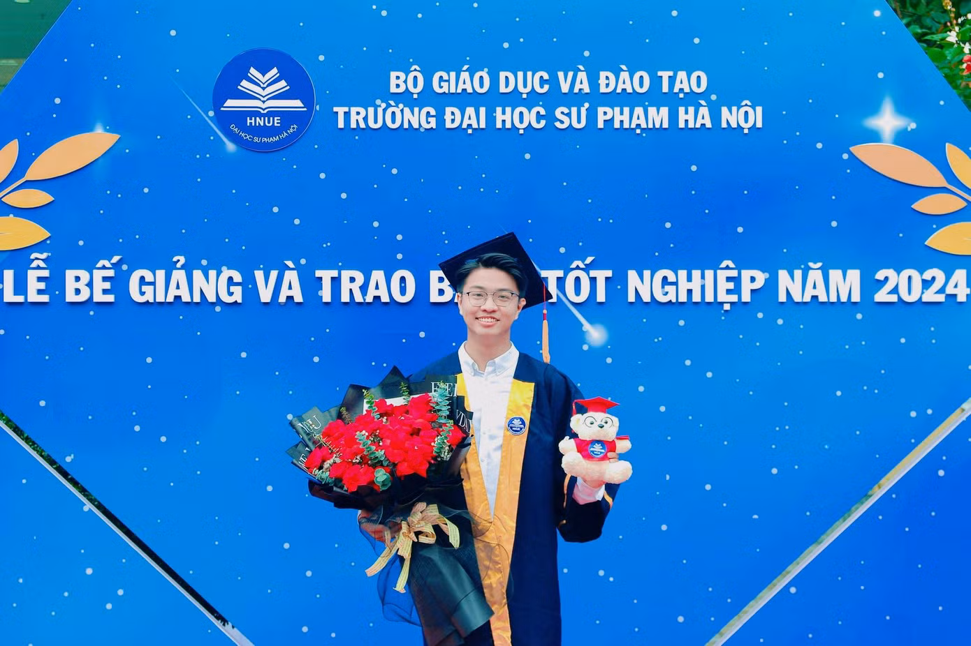Gia Phúc nhận bằng tốt nghiệp Thủ khoa Sư phạm Lịch sử Đại học Sư phạm Hà Nội năm 2024.