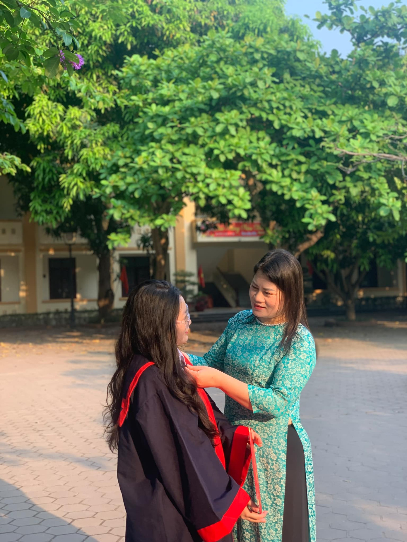 Trên chặng đường theo đuổi môn Lịch sử, Trang Nhung luôn nhận được sự cổ vũ và đồng hành từ mẹ (áo dài xanh). Đây là động lực lớn nhất để Trang Nhung không ngừng học hỏi và hoàn thiện bản thân trong bối cảnh thời đại. Trên chặng đường theo đuổi môn Lịch sử, Trang Nhung luôn nhận được sự cổ vũ và đồng hành từ mẹ (áo dài xanh). Đây là động lực lớn nhất để Trang Nhung không ngừng học hỏi và hoàn thiện bản thân trong bối cảnh thời đại.