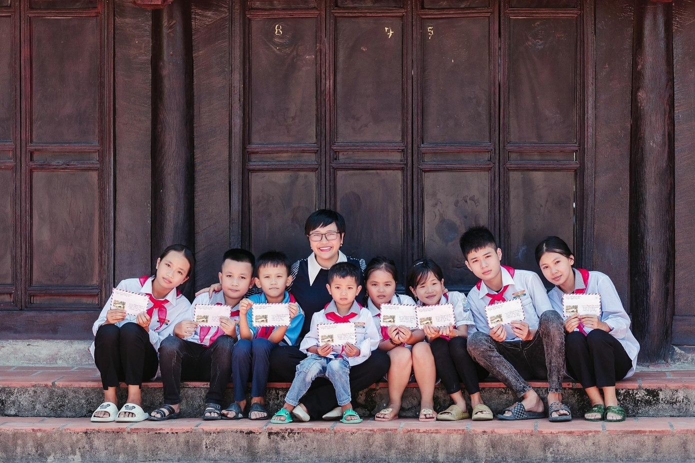 Cô Thúy cùng các em nhỏ cô giúp đỡ trên chuyến hành trình thiện nguyện của mình.