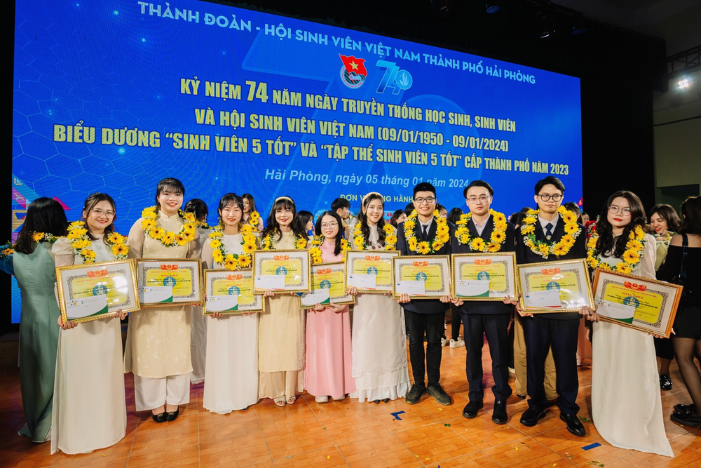 Khánh (thứ 3 từ phải qua) cùng các bạn tại Lễ biểu dương Sinh viên 5 tốt của thành phố Hải Phòng.