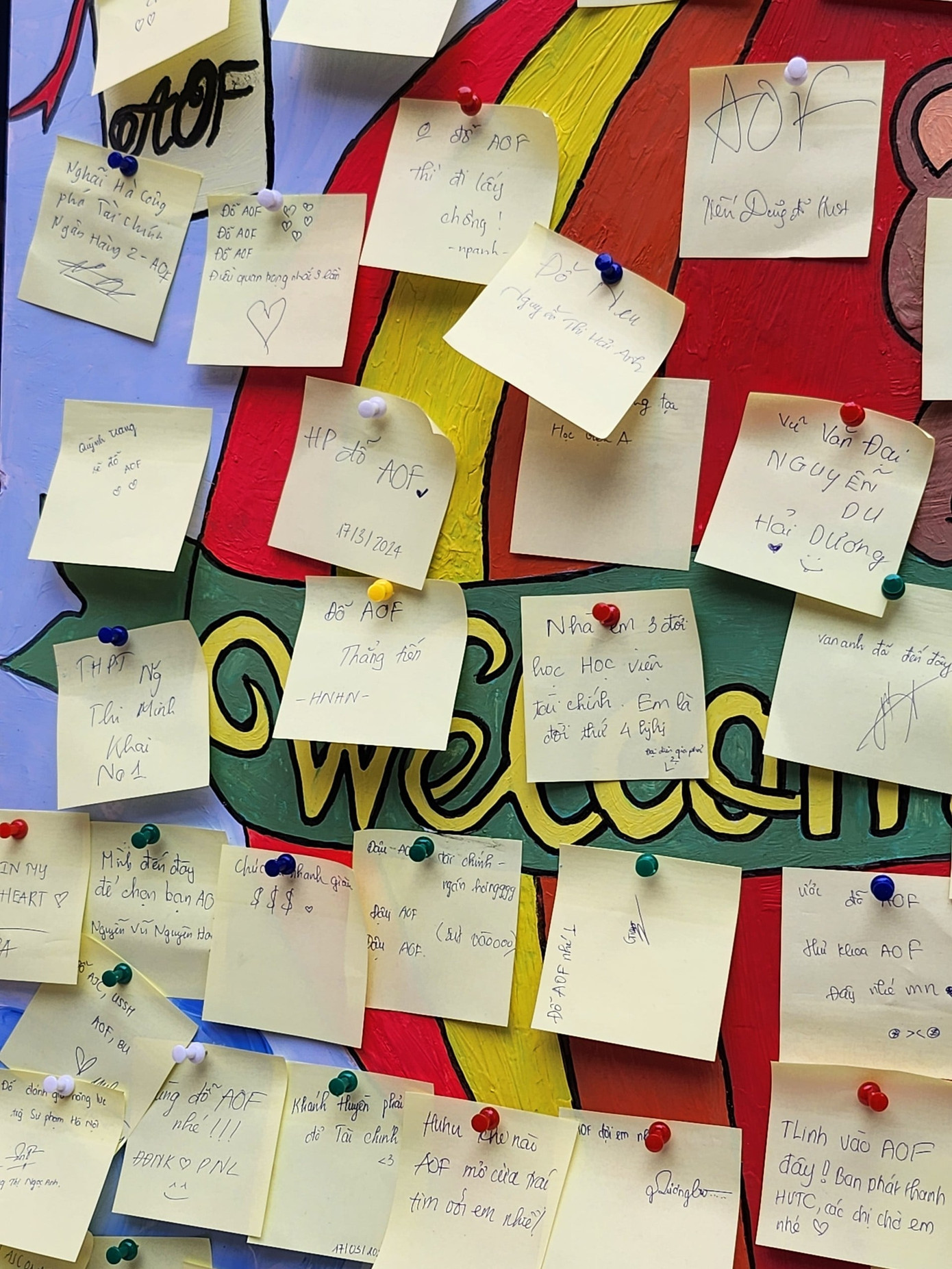Những lời nhắn gửi của các sĩ tử đến với ngôi trường mình mơ ước. (Ảnh: Hiếu Nguyễn)