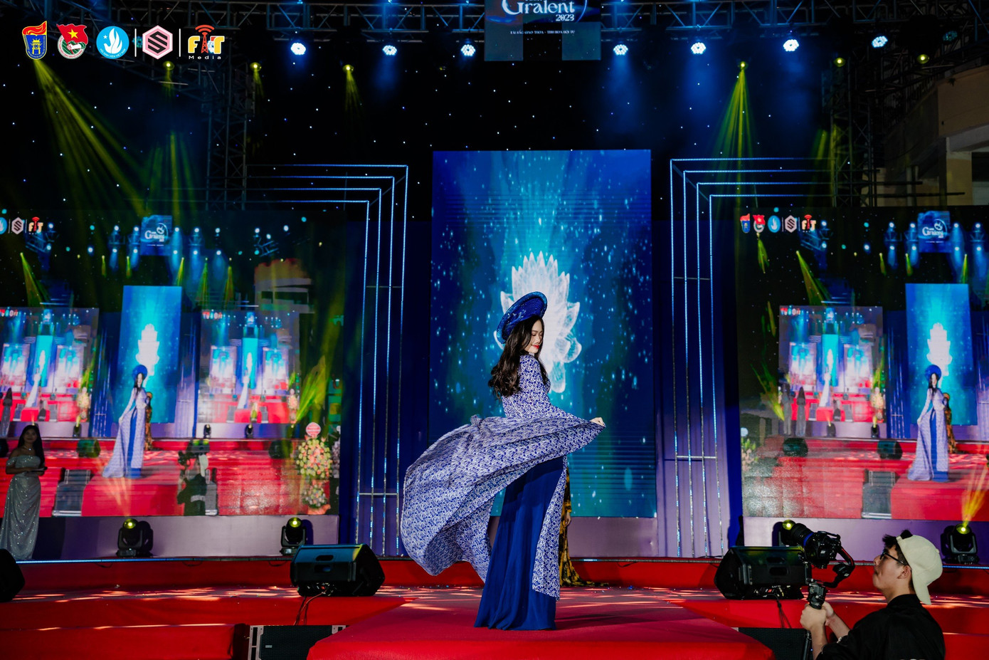 Ngân tại phần thi trình diễn trang phục truyền thống. Ngân tại phần thi trình diễn trang phục truyền thống.