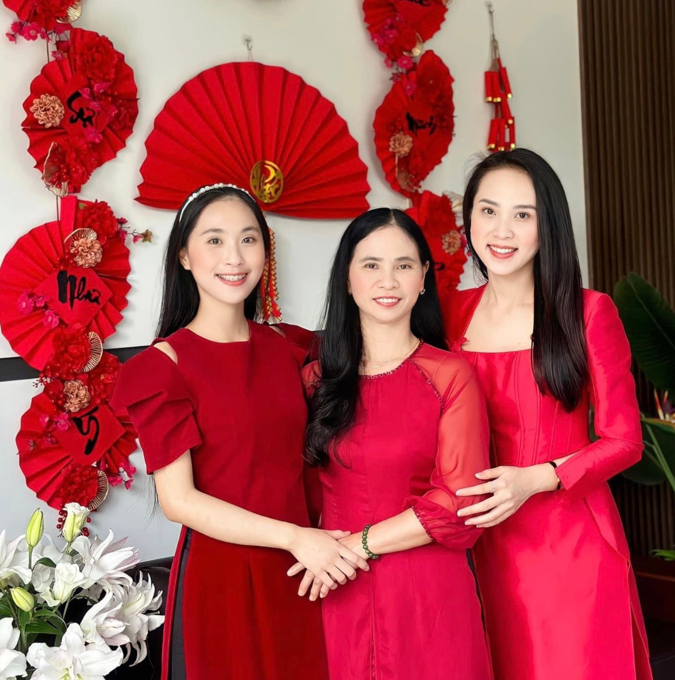 Ngô Diệu Chi (sinh viên năm nhất Trường Đại học Thương Mại) trong bức ảnh Tết cùng mẹ và chị tại quê hương miền Trung.