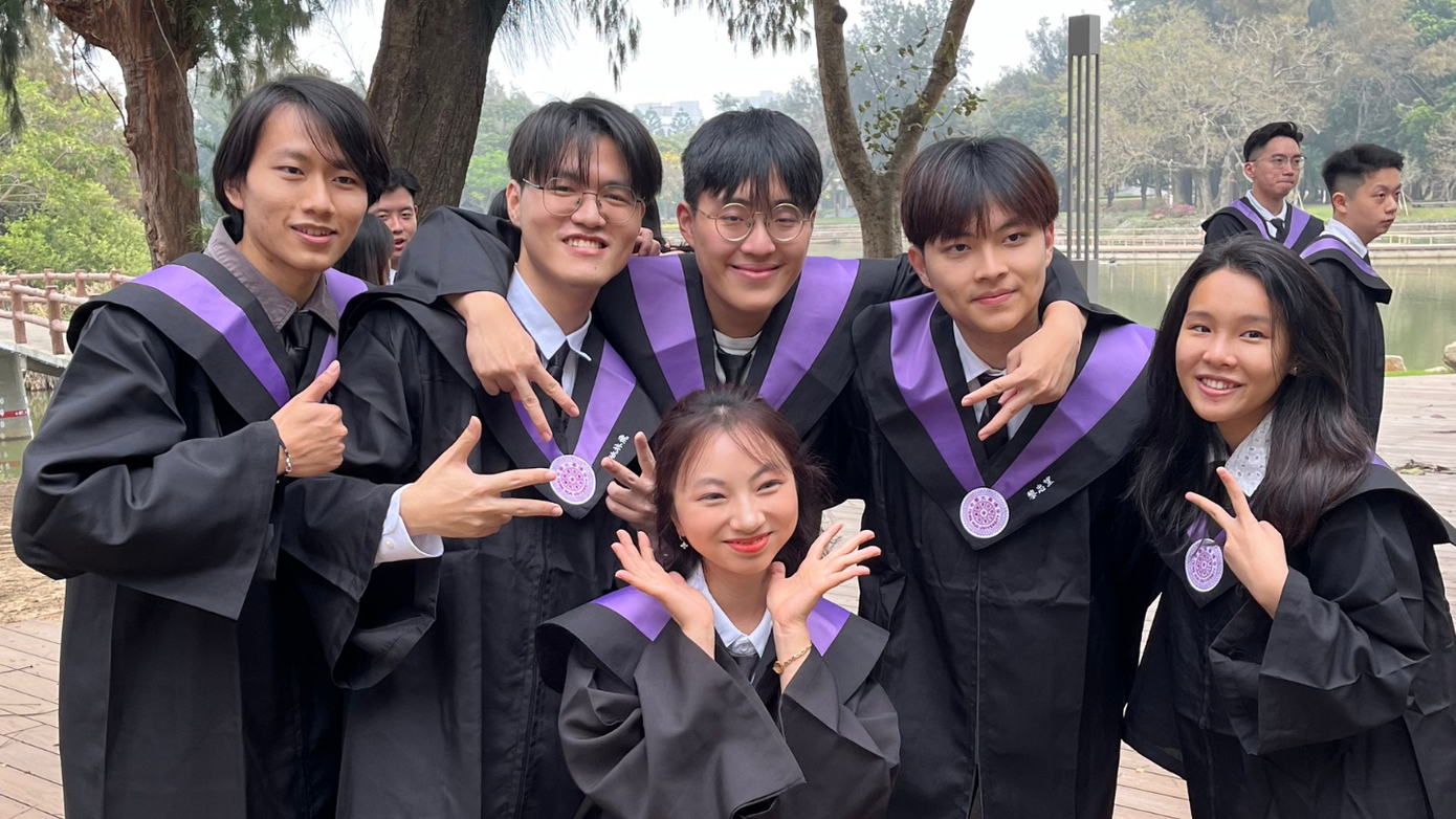 Ngọc Hoa và bạn bè tại trường Thanh Hoa.