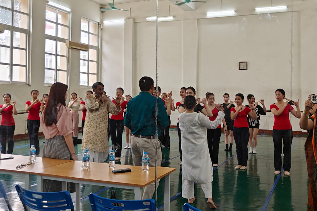 Các vũ công chia sẻ về múa dân gian Ấn Độ cùng sinh viên Học viện Múa Việt Nam.