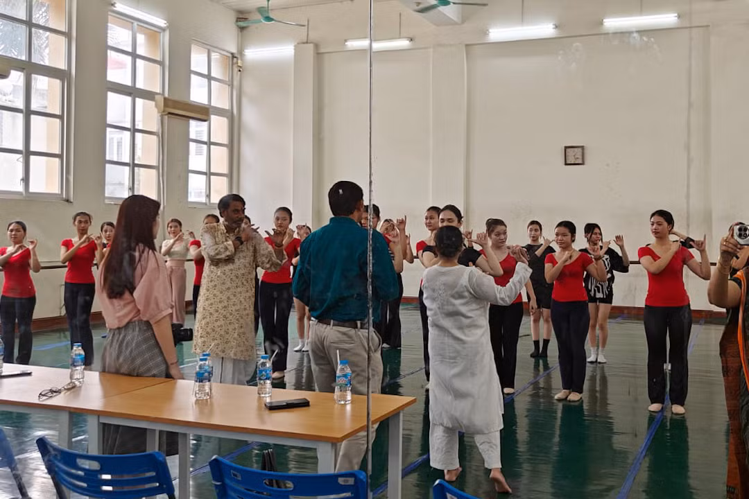 Các vũ công chia sẻ về múa dân gian Ấn Độ cùng sinh viên Học viện Múa Việt Nam.