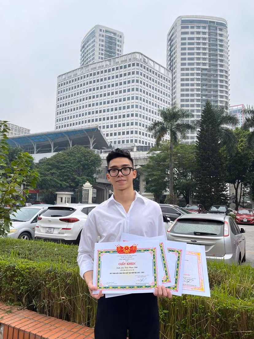Trần Nam Anh nhận giấy khen Sinh viên xuất sắc năm học 2022 - 2023, Gương mặt trẻ tiêu biểu cấp cơ sở năm 2022, Đã có thành tích xuất sắc trong công tác Đoàn và Phong trào thanh niên năm học 2022 - 2023.