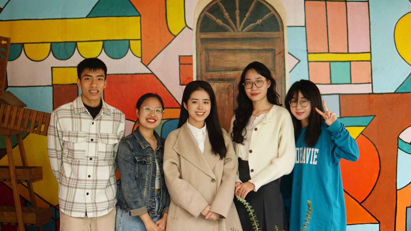 Diễm Quỳnh cùng nhóm sản xuất số podcast La Voix Francaise - Khoa Tiếng Pháp Học viện Ngoại giao. Diễm Quỳnh cùng nhóm sản xuất số podcast La Voix Francaise - Khoa Tiếng Pháp Học viện Ngoại giao.