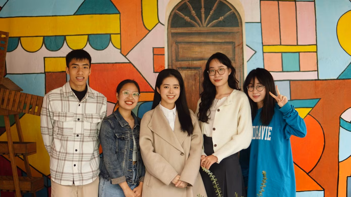 Diễm Quỳnh cùng nhóm sản xuất số podcast La Voix Francaise - Khoa Tiếng Pháp Học viện Ngoại giao.