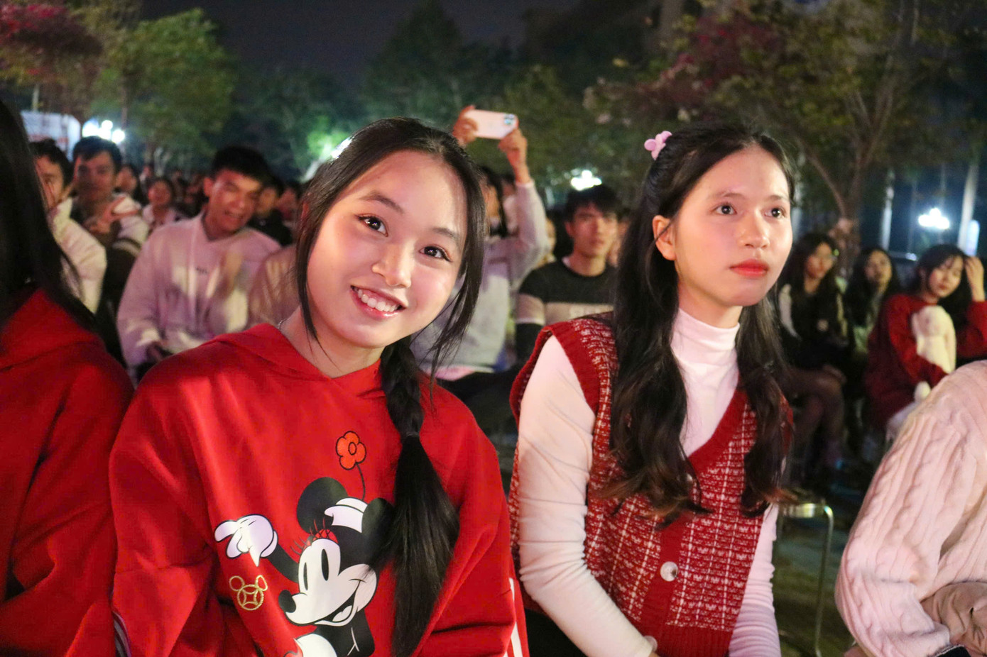 Các bạn sinh viên bày tỏ niềm vui khi tham dự Gala Chào Năm Mới 2025. Các bạn sinh viên bày tỏ niềm vui khi tham dự Gala Chào Năm Mới 2025.