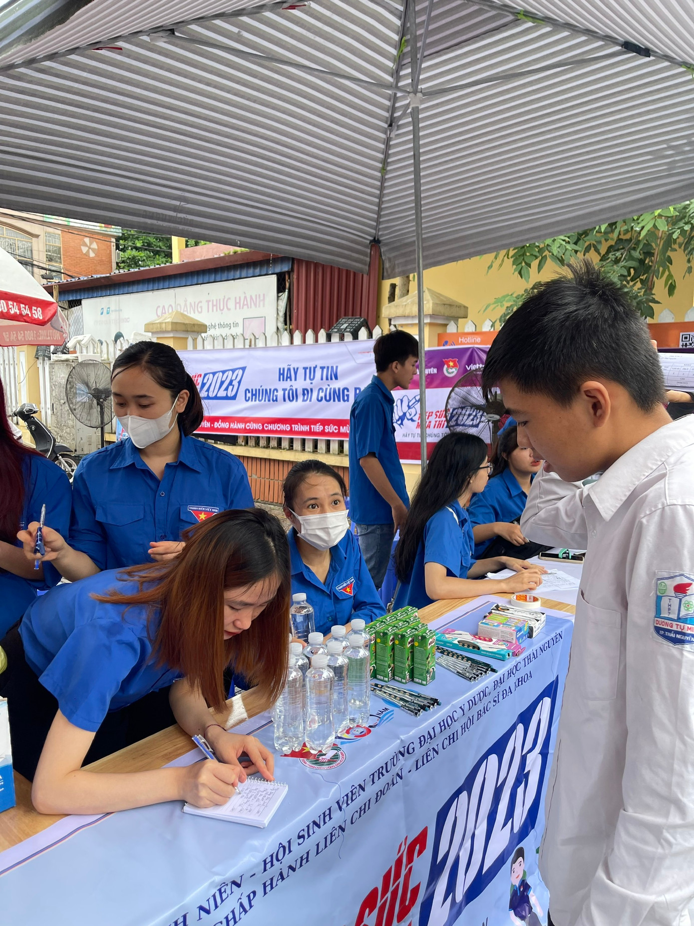 Bảo Ngọc (đang viết) từng nhận giấy khen Có thành tích xuất sắc trong ‘Chiến dịch Tiếp sức mùa thi năm 2022’ của Đại học Thái Nguyên.