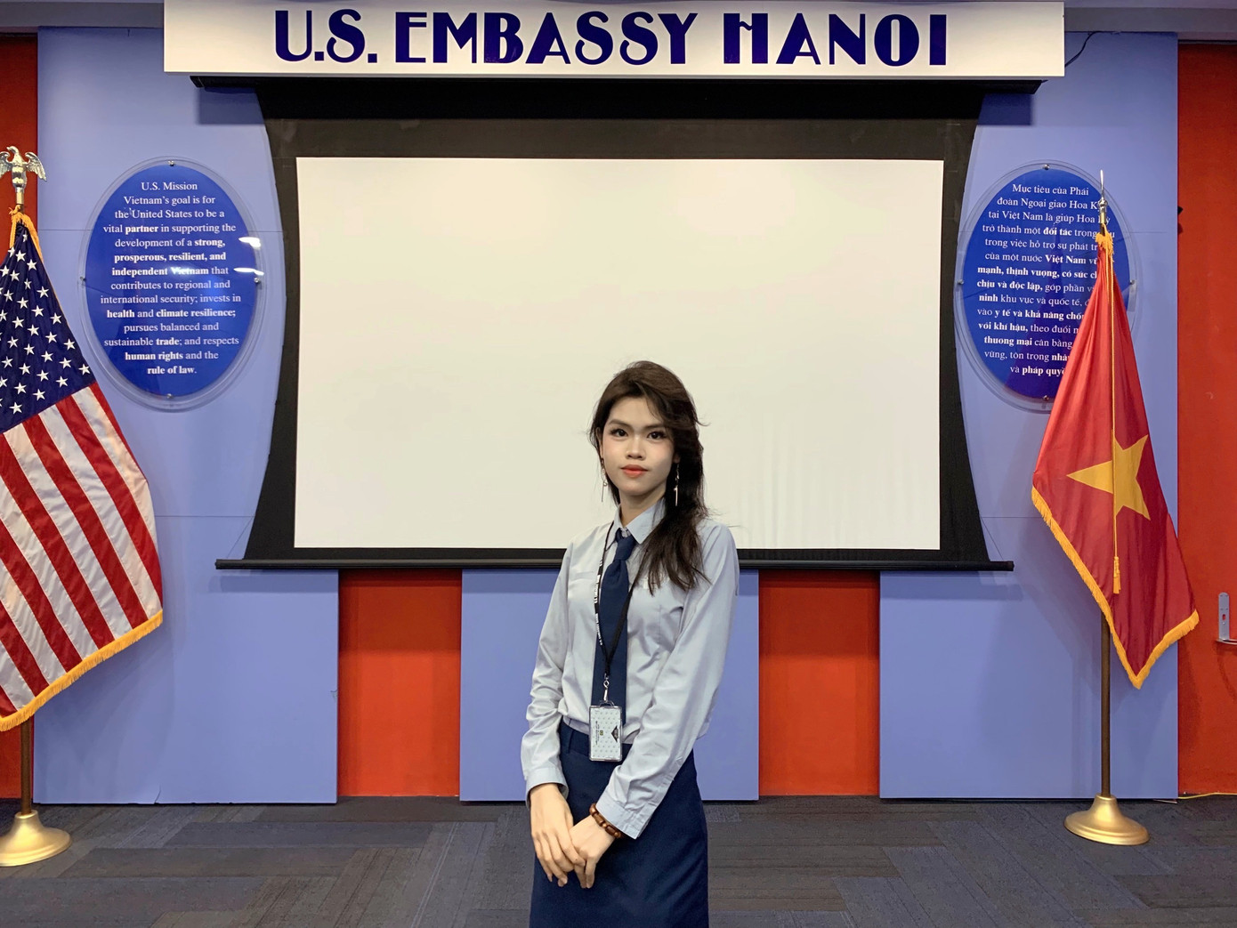 Quỳnh Hương trong vai trò thực tập sinh Đại sứ quán Hoa Kỳ tại Hà Nội. Quỳnh Hương trong vai trò thực tập sinh Đại sứ quán Hoa Kỳ tại Hà Nội.