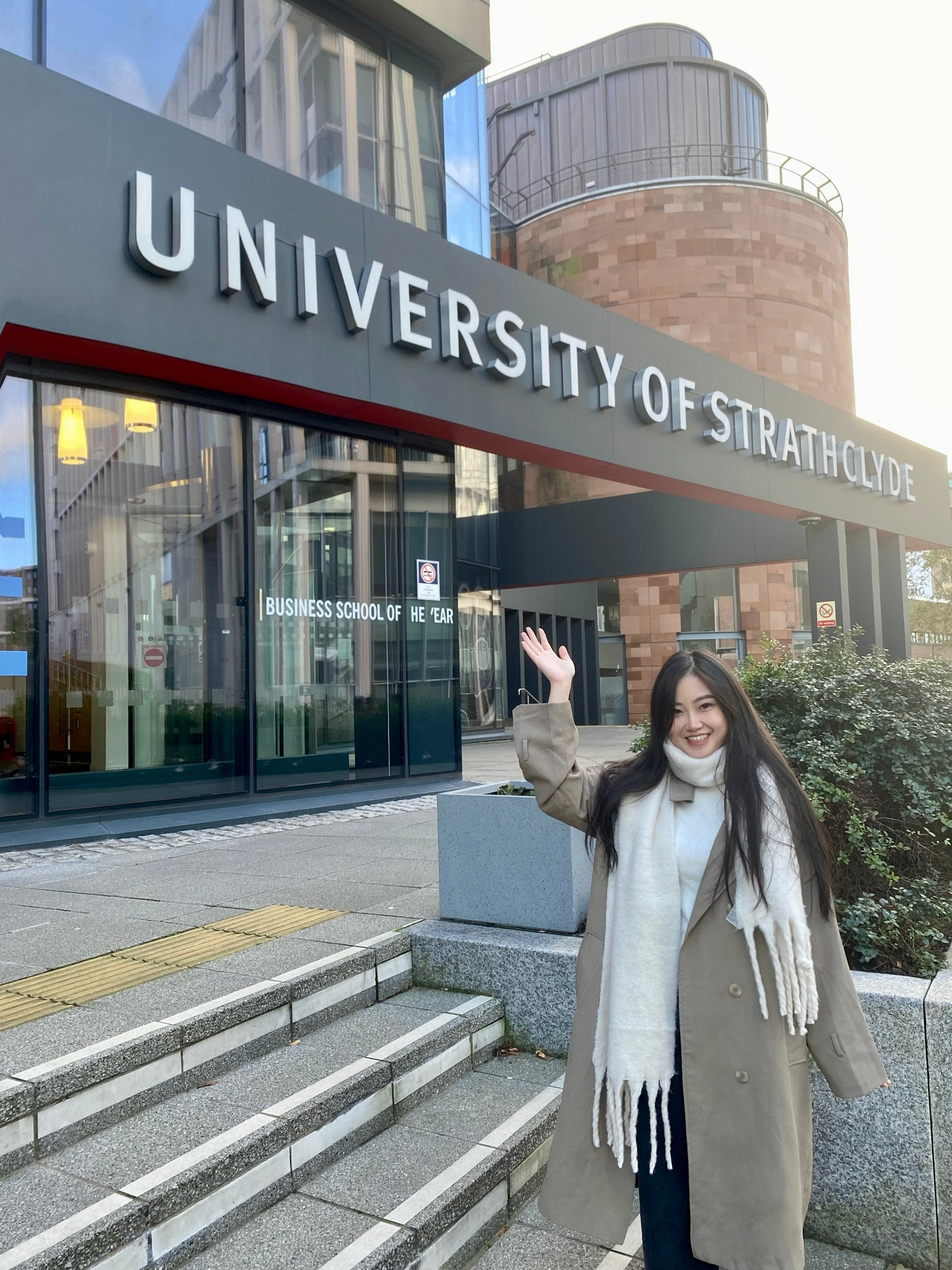 Hà Linh chụp ảnh tại University of Strathclyde, nơi cô đang theo học Thạc sĩ. Hà Linh chụp ảnh tại University of Strathclyde, nơi cô đang theo học Thạc sĩ.