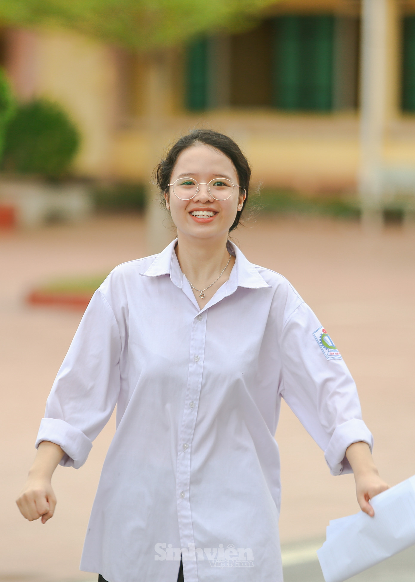 Cũng tại điểm thi này, bạn P.T chia sẻ:" Em ôn khá kỹ tác phẩm Đất Nước, phần câu hỏi đuôi về sự kết hợp giữa cảm xúc và suy tư của tác giả cũng là dạng quen thuộc được các thầy cô dạy ở trường. Tuy nhiên đề cho tới 18 câu, khá là dài và nhiều ý cần phân tích, nếu muốn thể hiện được hết ý thì phải căn thời gian chặt chẽ.