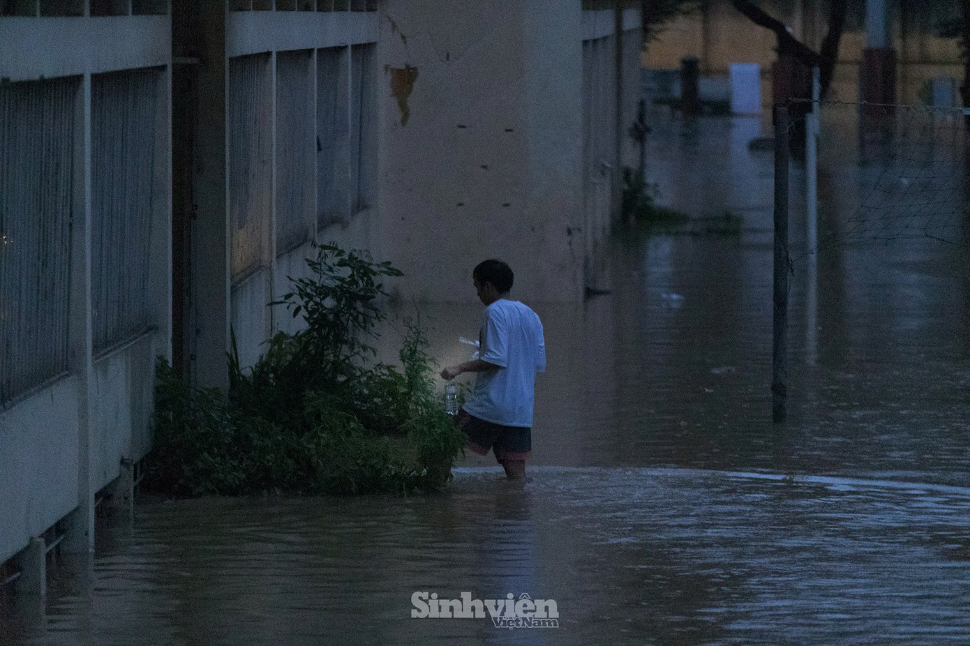 Ký túc xá chìm trong bóng tối, sinh viên mò mẫm dưới ánh đèn điện thoại.